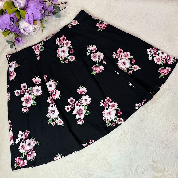 Forever 21 Dresses & Skirts - Forever 21 Floral Black Mini Skirt